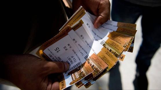 Be�ikta�-Fenerbah�e derbisinde karaborsa alarm�: Bilet satan 15 ki�i yakaland�