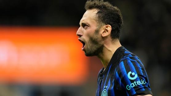 Cesc Fabregas'tan Hakan �alhano�lu'na �vg�