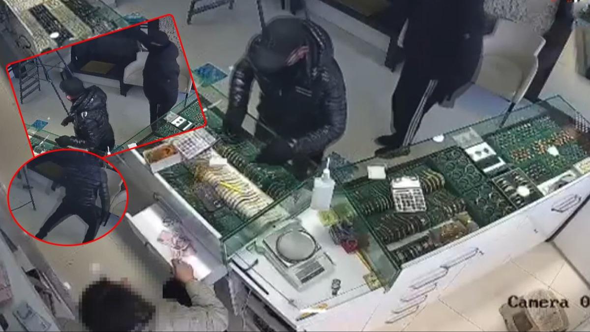 ���l�k sesine dayanamay�p ka�t�lar! Kuyumcuda soygunu saniye saniye g�r�nt�lendi