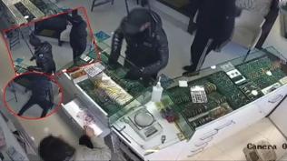 ���l�k sesine dayanamay�p ka�t�lar! Kuyumcuda soygunu saniye saniye g�r�nt�lendi