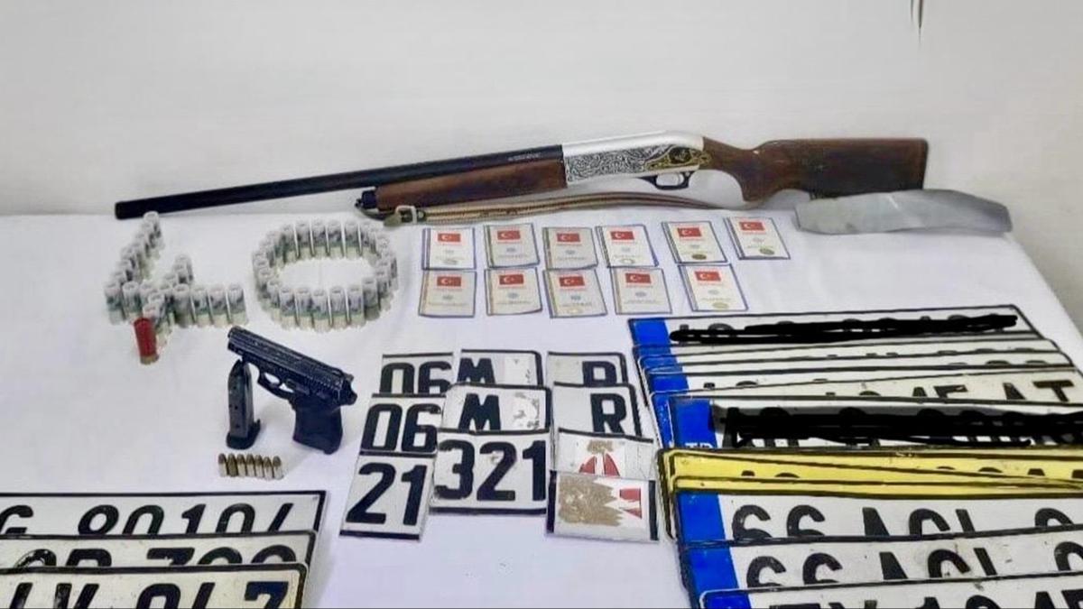 Evinde �ok say�da sahte plaka bulundu: Zanl� k�sk�vrak yakaland�