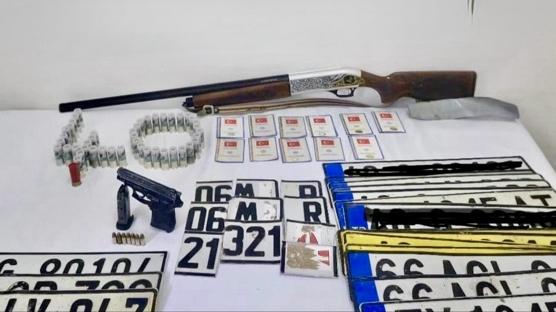 Evinde �ok say�da sahte plaka bulundu: Zanl� k�sk�vrak yakaland�