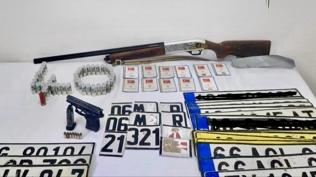 Evinde �ok say�da sahte plaka bulundu: Zanl� k�sk�vrak yakaland�