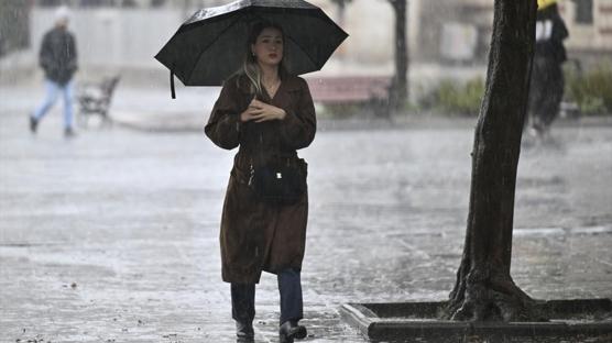 �stanbullular �emsiyesiz d��ar�ya ��kmay�n! Kuvvetli ya��� uyar�lar� pe� pe�e geldi