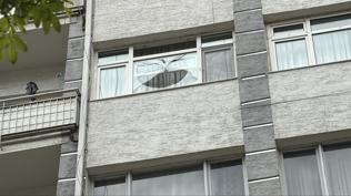 Kald�r�mda y�r�rken faciaya kar��t�: 5. kattan d��en cam par�as� yaralad�