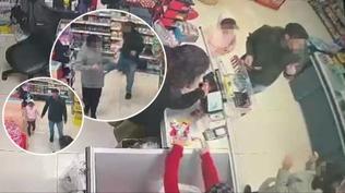 Market ortas�nda ac�mas�zca darp etti: Bakanl�k �zel gereksinimli �ocuk i�in devreye girdi