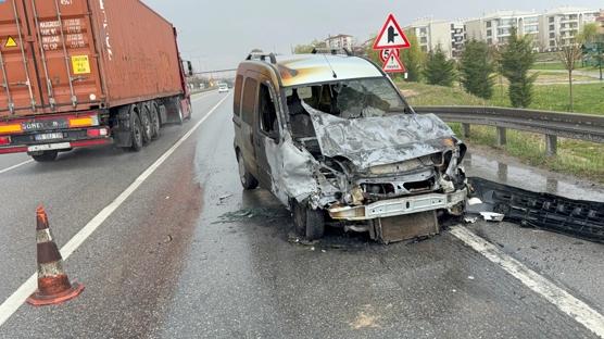 Polis kontrol noktas�na metreler kala facia: Yanan ara�tan can�n� zor kurtard�