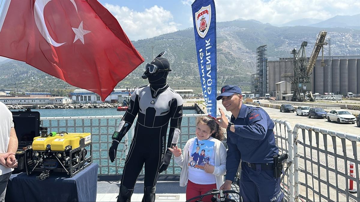 23 Nisan'a �zel! TCG Tayfun h�cumbotu ile TCSG-15 Sahil G�venlik botu ziyarete a��ld�