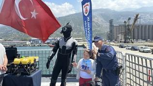 23 Nisan'a �zel! TCG Tayfun h�cumbotu ile TCSG-15 Sahil G�venlik botu ziyarete a��ld�