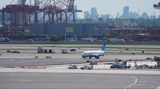 ABD'de alarm: Havalimanlar�nda maa� krizi kap�da