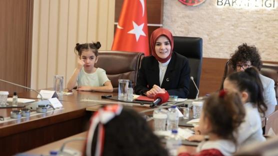 Bakan G�kta� �ehit ve gazi �ocuklar�n� a��rlad�