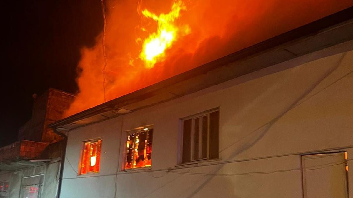 Bursa'da yang�n facias�: Alevlerin ortas�nda kald�lar