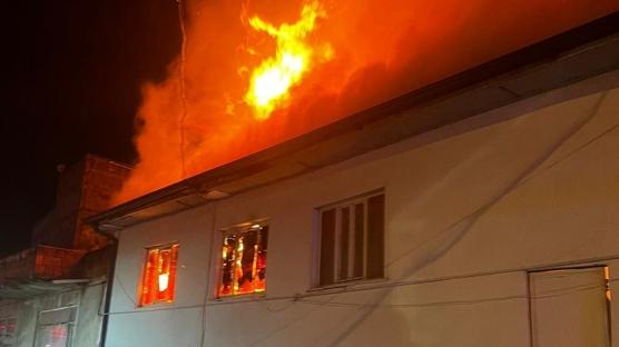 Bursa'da yang�n facias�: Alevlerin ortas�nda kald�lar