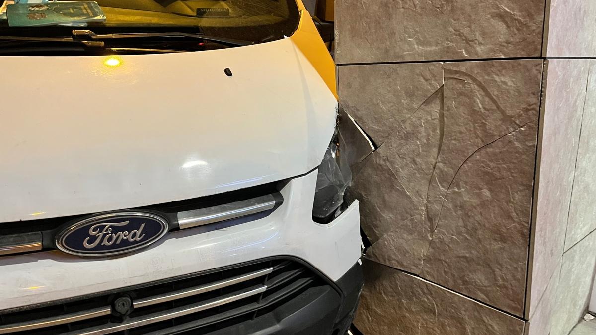 Minib�s faciaya yol a��yordu: Duvara �arparak zor durdu