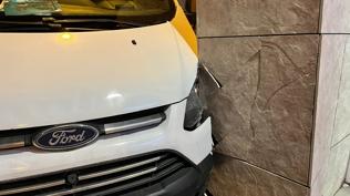 Minib�s faciaya yol a��yordu: Duvara �arparak zor durdu