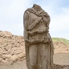 Laodikeia'da tarihi ke�if: 2 metrelik heykel g�n y�z�ne ��kar�ld�