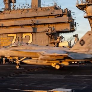 Sidewinder ve Hellfire f�zeleri yola ��k�yor