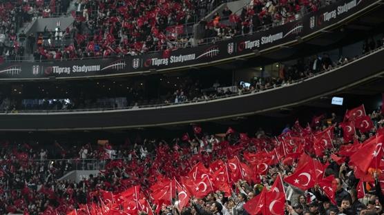 T�pra� Stad�'nda 23 Nisan co�kusu! Bayraklarla g�rsel ��len