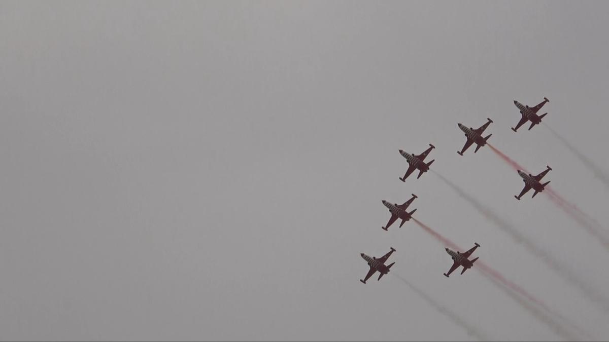 T�rk Y�ld�zlar�'ndan nefes kesen g�steri: �zleyenleri hayran b�rakt�