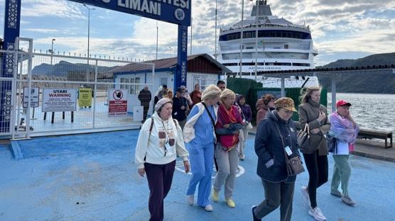 Amasra'ya kruvaziyerle turist ak�n�: 1060 yolcu limana ayak bast�