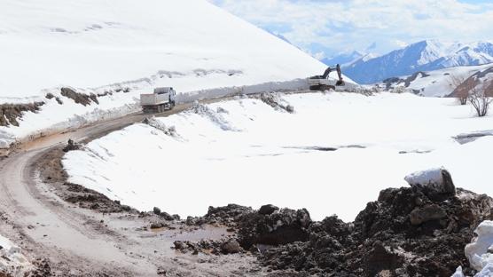 Hakkari i�in zamanla yar��: 3 koldan alternatif yol seferberli�i