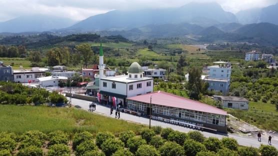 Hatay'da depremin yaralar� sar�l�yor: Mara�lar Camisi ibadete a��ld�