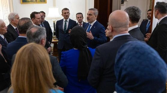 �ngiltere'de T�rk r�zgar�: Bakan Fidan i� insanlar� ve vatanda�larla bir araya geldi