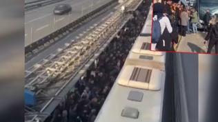 �ileden ��kan yolcular metrob�s�n �n�n� kesti