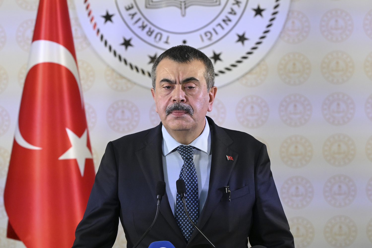 Okul sald�r�lar� sonras� yeni �nlemler! Bakan Tekin: Riskleri �nceden g�r�p m�dahale edece�iz