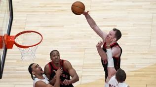 Raptors, Cavaliers'� yenerek seriyi 2-1'e getirdi
