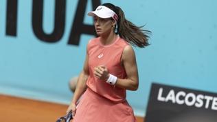 Zeynep S�nmez, art arda iki �spanyol tenis�iyi eleyerek Madrid'de 3. tura y�kseldi