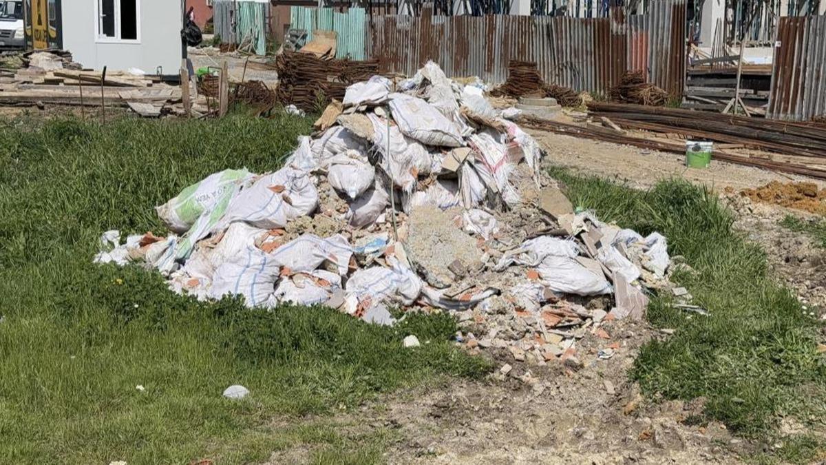 Arnavutk�y'de ka�ak moloz rezaleti! �uvallarla getirip �antiyeye b�rakt�lar