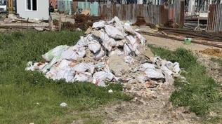 Arnavutk�y'de ka�ak moloz rezaleti! �uvallarla getirip �antiyeye b�rakt�lar