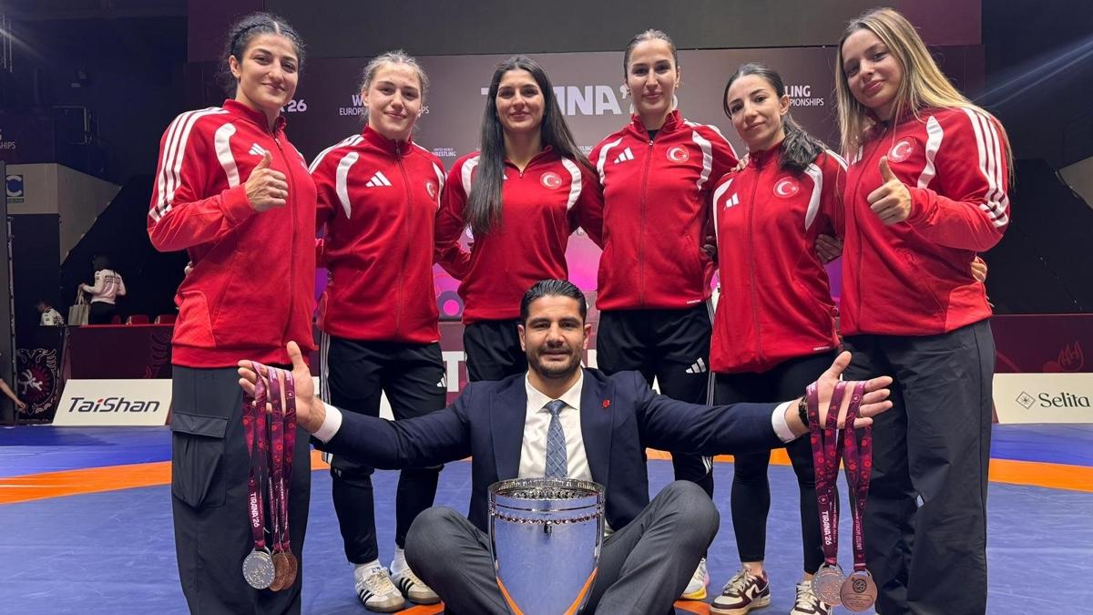 Avrupa ikincisi Kad�n G�re� Milli Tak�m� yurda d�nd�