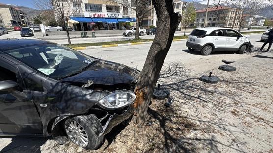 Erzincan'da feci kaza: SUV tipi ara� otomobille �arp��t�