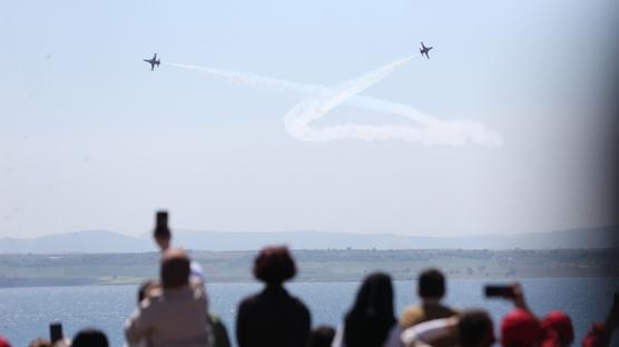 Gelibolu'da nefes kesen anlar: T�rk Y�ld�zlar�'n�n u�u�u ilgiyle izlendi