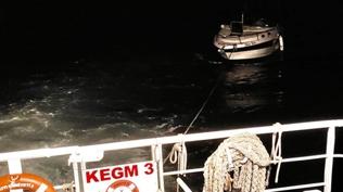 K�nal�ada a��klar�nda panik: ��inde 5 ki�inin bulundu�u tekne ar�zaland�