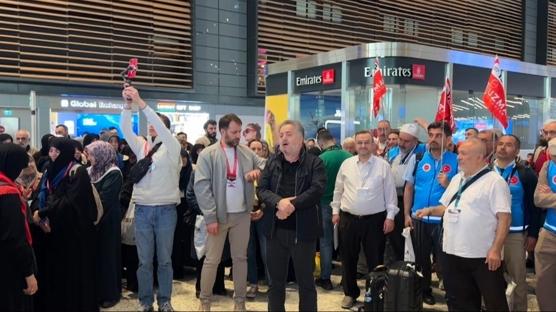 Kutsal topraklara yolculuk ba�lad�: Hac� adaylar� �stanbul'da dualarla u�urland�