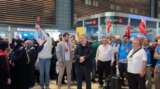 Kutsal topraklara yolculuk ba�lad�: Hac� adaylar� �stanbul'da dualarla u�urland�