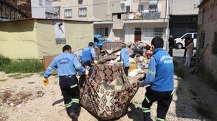 Mersin'de ��p ev vakas�: Evden bir kamyon at�k ��kar�ld�