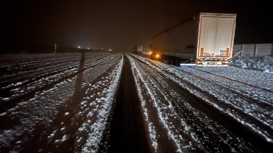 Nisanda kar s�rprizi! Ara�lar yolda kald�