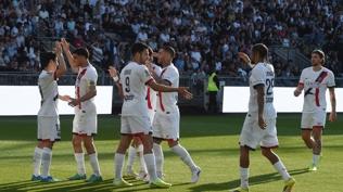 PSG, Angers deplasman�nda rahat kazand�