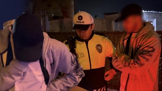 Alkoll� s�r�c� �evirmeye denk geldi! Ehliyeti kapt�r�nca h�ng�r h�ng�r a�lad�