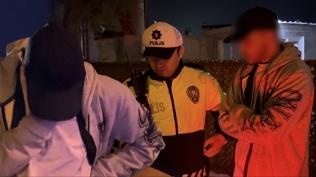 Alkoll� s�r�c� �evirmeye denk geldi! Ehliyeti kapt�r�nca h�ng�r h�ng�r a�lad�