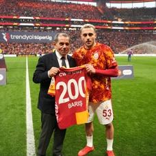 Bar�� Alper Y�lmaz'a 200. ma� plaketi verildi