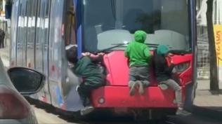 �ocuklar y�rekleri a��za getirdi! Tramvay�n arkas�na tutunarak seyahat ettiler