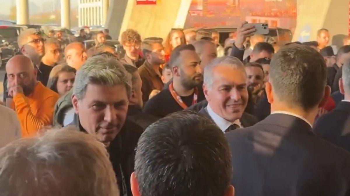 Derbi �ncesi fair-play g�r�nt�s�! �ki tak�m�n y�neticileri bulu�tu