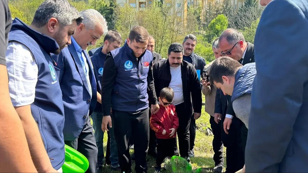 250 fidan toprakla bulu�tu: Devlet Bah�eli Hat�ra Orman� kuruldu