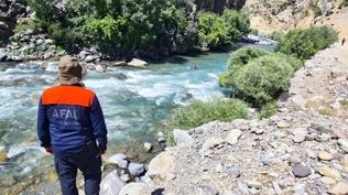 Hakkari'de zamanla yar��! Dereye d��en �ocuk i�in seferberlik ba�lat�ld�