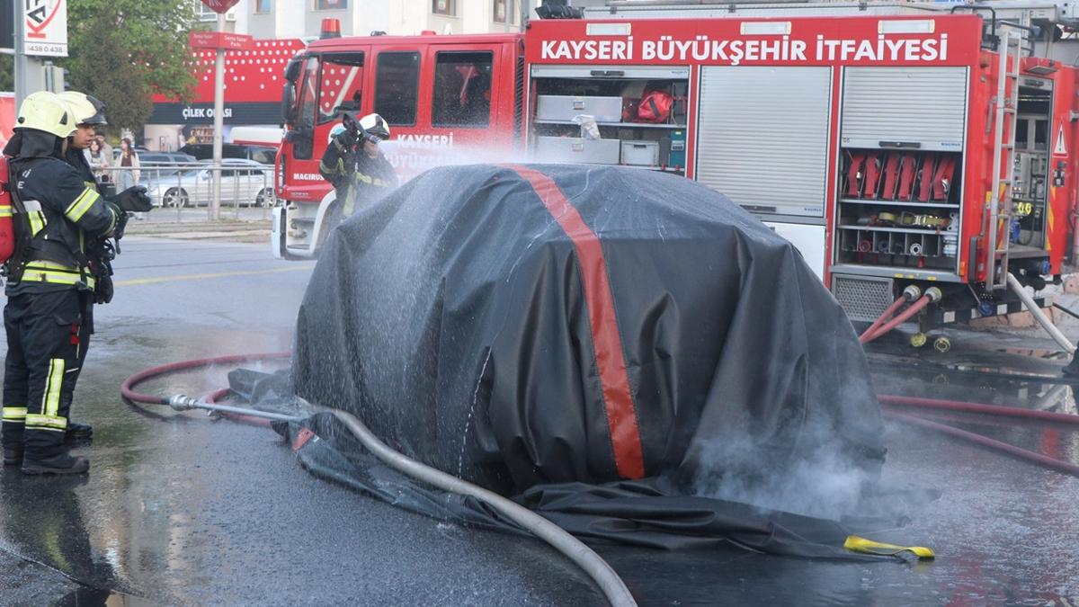 Kayseri'de elektrikli ara� alevlere teslim oldu... �tfaiyeden battaniye m�dahalesi